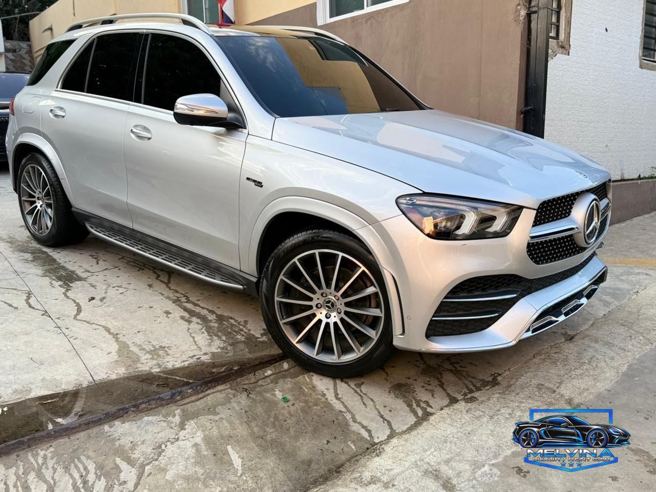 Mercedes-Benz GLE 350 2025, color gris plateado